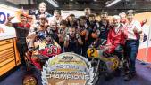 CAMPEONES. El equipo del Repsol Honda celebra el décimo título de constructores, donde fue clave la victorio del piloto de Cervera.