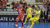 ACCIÓN. Mauricio presiona a Paradynski en el partido en el Palacio de Deportes de Murcia.