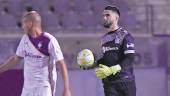 DEFENSA. Ángel de la Calzada detiene el balón ante el apoyo del central Branco.