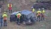 Efectivos del Servicio de Bomberos de Jaén tratan de ayudar a la víctima atrapada en el todoterreno volcado junto al Centro de Conservación de Carreteras. / F. Gaitán / Diario JAÉN.
