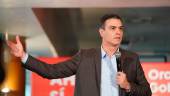 CAMPAÑA. El presidente del Gobierno en funciones y candidato del PSOE al 10-N, Pedro Sánchez, interviene en un desayuno en Vitoria.