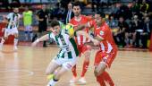 ACCIÓN. Attos defiende a Cristian Cárdenas, del Córdoba Futsal, en un partido de esta temporada.