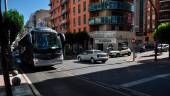 AUTOCAR. Un autocar avanza, ayer, por la avenida de Madrid con destino a la Estación de Autobuses.