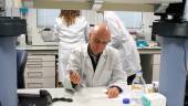 INVESTIGADOR. Juan Gaforio, en el laboratorio durante el estudio.