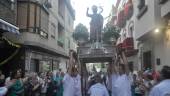 Diversos momentos de la procesión de San Juan Bautista en unas calles de Los Villares que tuvieron una gran afluencia de público. 