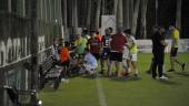 Consolación. Jugadores de El Ejido 2012 consuelan a los del Real Jaén al acabar el encuentro.