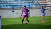 El jugador del Real Jaén Charaf intenta controlar el balón ante un rival del Motril.