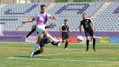 DISPARO. El delantero del Real Jaén Pekes intenta un disparo ante el CD Melilla en el último partido hasta la fecha disputado en el estadio de La Victoria.