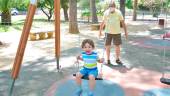 SOMBRA. Lázaro Coronado empuja a su nieto Alberto bajo la sombra del parque de La Victoria.