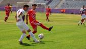 Montiel da un pase largo ante un rival del Motril la pasada temporada.