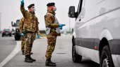 EN ITALIA. Un grupo de tres militares italianos en un control de carretera que se dispuso ayer al norte del país.