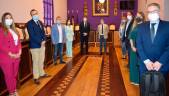 RECIBIMIENTO. Raquel Morales, Manuel Bonilla, Carlos Alberca, Maribel Lozano, Juan Marín, Julio Millán, María Cantos, José Manuel Higueras, Salud Anguita y Manuel Ureña en el salón de plenos del Ayuntamiento de Jaén durante la visita del vicepresidente de la Junta de Andalucía, Juan Marín.