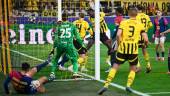 Serhou Guirassy marca de cabeza ante el Barça. / Bernd Thissen / Europa Press. 