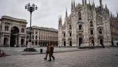 SOLEDAD. Dos policías en la plaza del Duomo de Milán, que se puede apreciar que está totalmente vacía. 