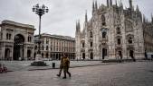 SOLEDAD. Dos policías en la plaza del Duomo de Milán, que se puede apreciar que está totalmente vacía. 