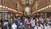 FOTO DE ARCHIVO. Personas pasean en la Galería Vittorio Emanuele, en pleno centro de la ciudad de Milán.