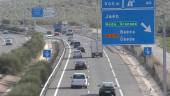 VEHÍCULOS. Tráfico con numerosos coches que circulan por una de las carreteras de Jaén.