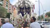 Varios rocieros sostienen por detrás la carreta de la hermandad filial de El Rocío de Jaén; y detalles, por delante, del simpecado. / F. Gaitán / Diario JAÉN. 