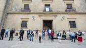 DUELO. Asistentes al minuto de silencio guardado en la Plaza del Ayuntamiento.