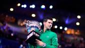 TROFEO. El tenista serbio Novak Djokovic posa con el trofeo de campeón del US Open en una imagen de archivo.