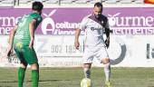 CONTROL. El recién renovado jugador del Real Jaén, Migue Montes, avanza con el balón ante un rival del Mancha Real.