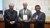 El presidente de Caja Rural de Jaén, Juan Núñez, sostiene una placa de reconocimiento flanqueado por su homólogo de Denaria, Javier Rupérez; y el de la Diputación Provincial de Jaén, Francisco Reyes. / F. Gaitán / Diario JAÉN.