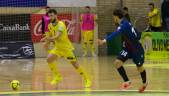 Víctor Montes, a la izquierda, conduce el balón en el duelo ante el Levante en La Salobreja.