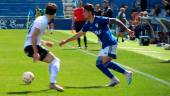 Álex Sancris quiebra a un jugador del Fuenlabrada, el domingo pasado. / Antonio del Arco.