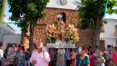 ALEGRÍA. Los vecinos recorren las calles del municipio convertidos en los pies del santo.