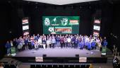 Foto de familia de todos los premiados, junto a patrocionadores y autoridades sobre el escenario del Auditorio Guadalquivir de Ifeja. / Jason Moyano / Diario JAÉN