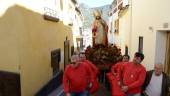 CON DEVOCIÓN. Los anderos portan a San Blas por una de las calles empinadas. 