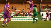 ACCIÓN. Juanma observa cómo Monty golpea el balón con la cabeza al lado de Paolo Etamane en uno de los partidos de pretemporada.