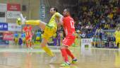 JUGADA. Alan Brandi trata de controlar el balón ante Attos en el partido de la Copa del Rey con el Jimbee Cartagena.