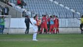 dos momentos. Los jugadores del Torreperogil celebran el gol en la banda con el banquillo.