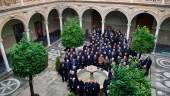 ESTUDIO. Foto de familia de los obispos, arzobispos y sacerdotes participantes en la última jornada del congreso, en el patio del Palacio de Jabalquinto.