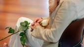 Detalle de una contrayentes sujetando una rosa blanca durante la celebración de su boda. Archivo. / Ricardo Rubio / Europa Press.