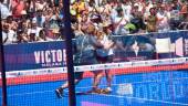 MOMENTOS. Petición de mano en la pista y foto con Paquito Navarro.