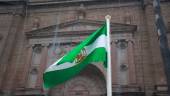 Bandera de Andalucía izada en el Patio del Recibimiento del Parlamento andaluz. / Rocío Ruz / Europa Press.