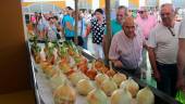 EXPOSICIÓN. El público contempla productos exhibidos dentro de las instalaciones del mercado de abastos.