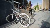 DOS RUEDAS. Una bicicleta aparcada en la puerta de un edificio del campus.