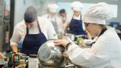 COCINA. Andrea Navío, en primer plano, durante la elaboración de su recete para el concurso culinario.