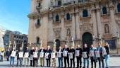 ACTO. Los patrocinadores posan con el alcalde, Julio Millán, en la Plaza de Santa María.