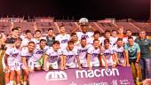 El Real Jaén posa con el trofeo al acabar el encuentro. Fotografía de Miranda López.