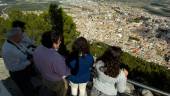 PERSPECTIVAS. Un grupo de turistas observa la ciudad de Jaén desde el mirador del Castillo de Santa Catalina.