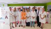 EQUIPO. Personal sanitario, junto a representantes de los impulsores de esta muestra que busca concienciar a la población. 