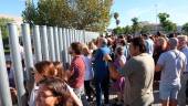 Padres y familiares de alumnos en las puertas del IES Elena García Armada de Jerez de la Frontera. / Nacho Frade / Europa Press. 
