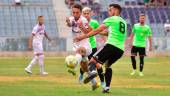 PLAY OFF. Marcelo lucha una pelota frente a un rival en el partido de la jornada 3 frente al Almería B.