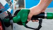 Una persona pone gasolina a su vehículo, en una imagen de archivo. / Javier Pulpo / Europa Press.