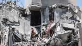 Operarios de rescate israelíes tras el impacto de un misil. / Saeed Qaq / Europa Press. 