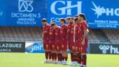 El equipo guarda un minuto de silencio antes del partido. / Antonio del Arco.